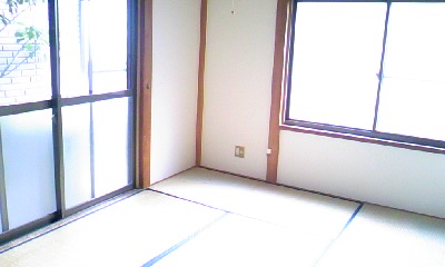 Living and room. The first floor of the Japanese-style room, There is a window in two directions.