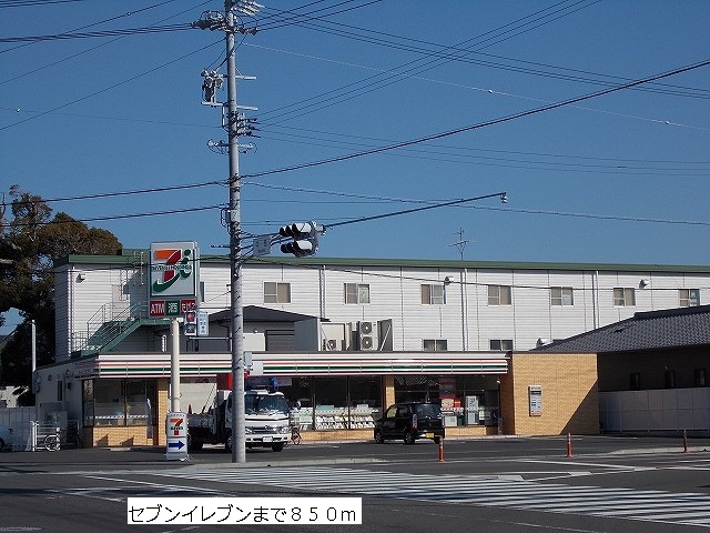 Convenience store. 850m to Seven-Eleven (convenience store)