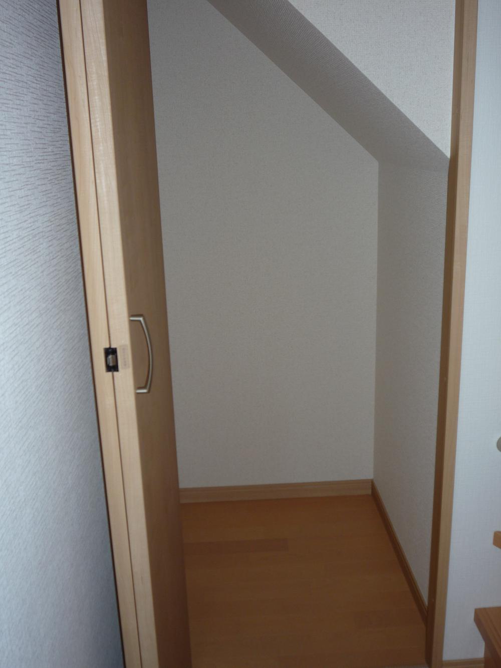 Same specifications photos (Other introspection). Stairs under storage