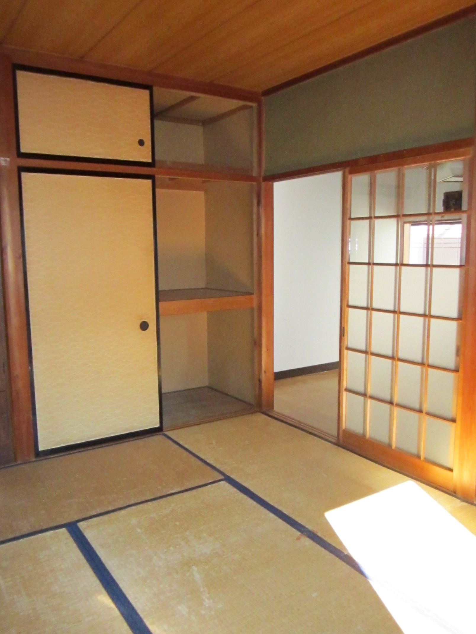 Living and room. The window is located in the two directions. Tatamifusuma exchanges during the move.