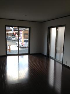 Living. LDK 18 quires spacious. Because it uses a dark color flooring, There is a profound feeling. Day also is perfect. 