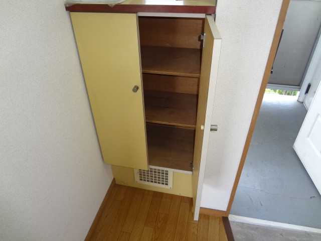 Entrance. ☆ Entrance with cupboard troubled that there is no ☆