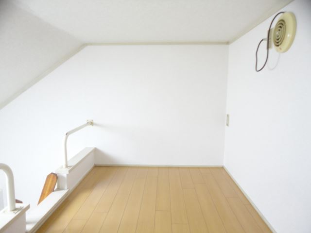 Living and room. 2 tatami spacious loft!