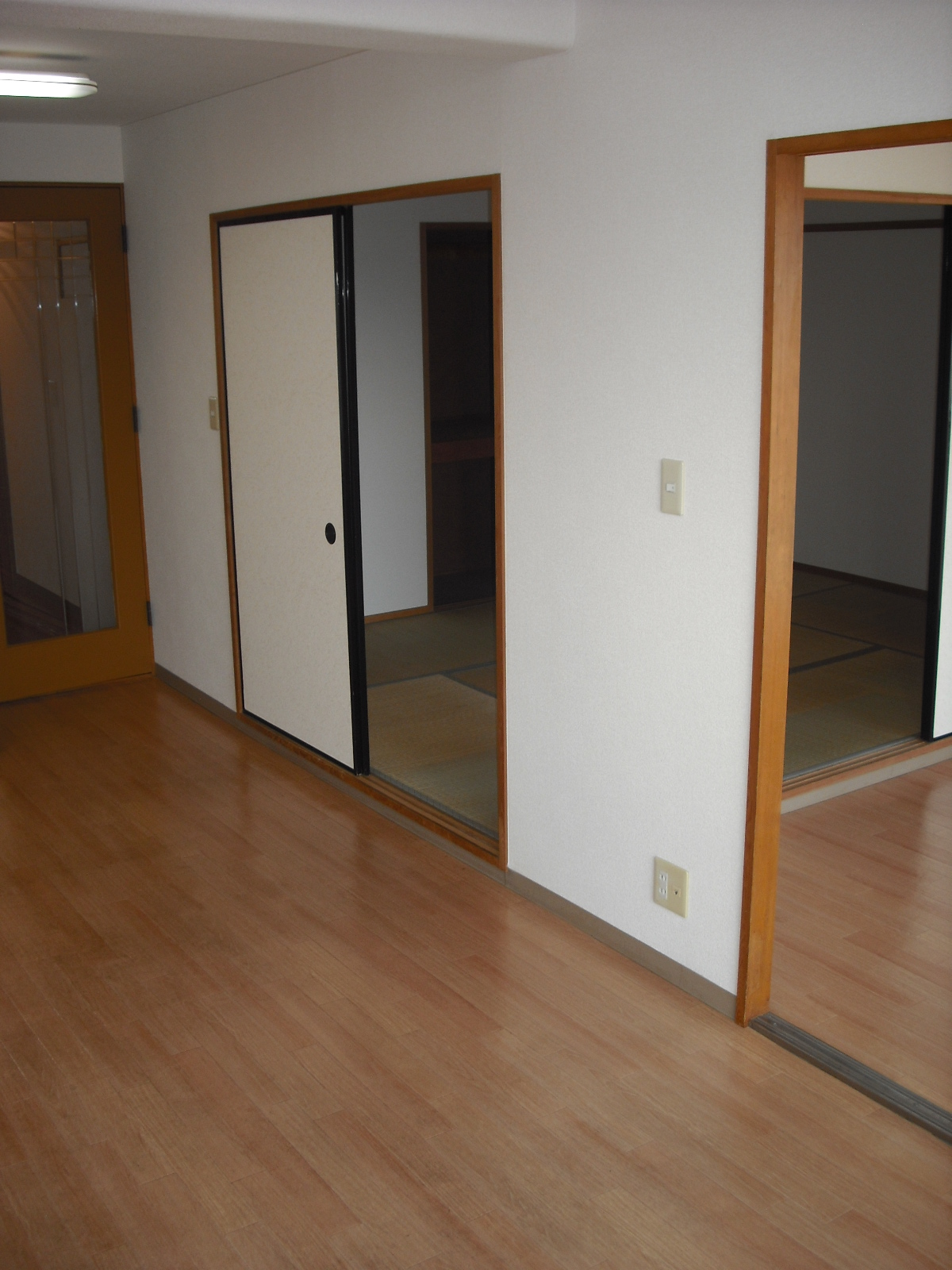 Living and room. A large and open Western-style rooms next to LDK