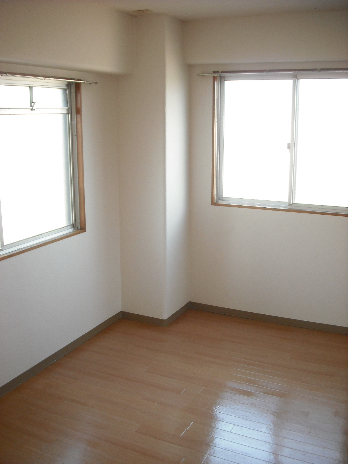 Other room space. North Western-style also windows with 2 places