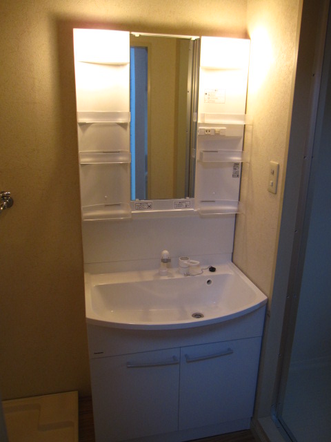 Living and room. Washbasin new