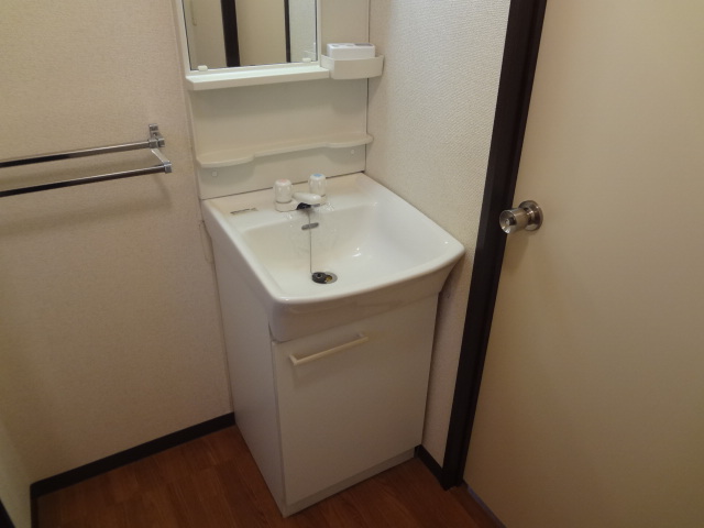 Washroom.  ☆ Essential independent wash basin ☆