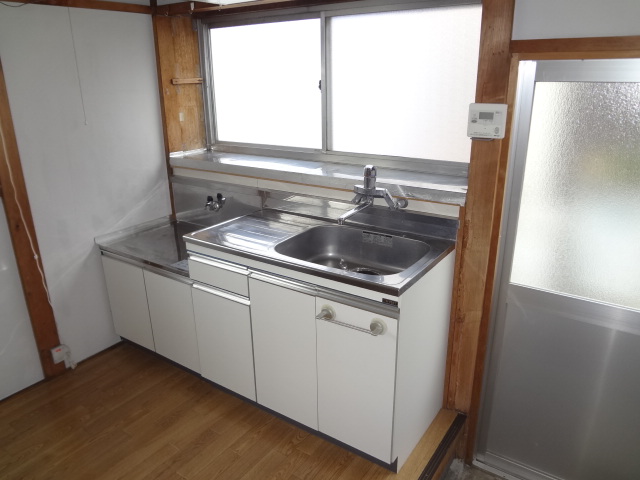Kitchen.  ☆ Convenient window with kitchen ventilation ☆