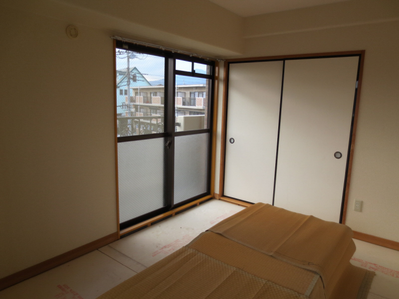 Living and room. Tatami of Japanese-style room is crowded laid before you move