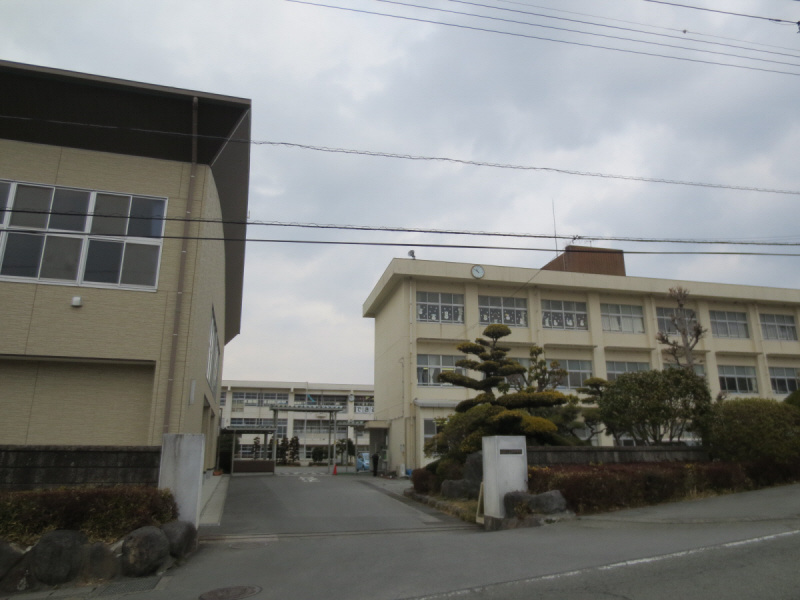 Junior high school. 1015m to the west junior high school (junior high school)