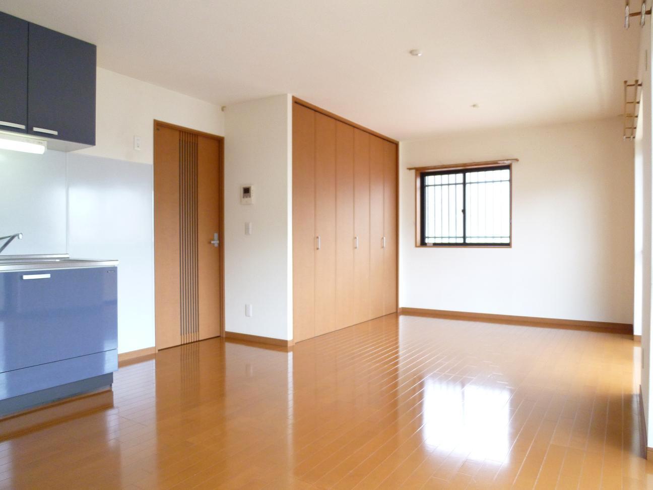 Living and room. LDK is spacious 14.8 Pledge