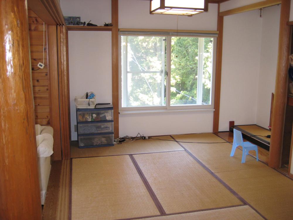 Non-living room. Living next to the Japanese-style room