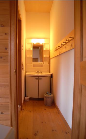 Wash basin, toilet. Interior