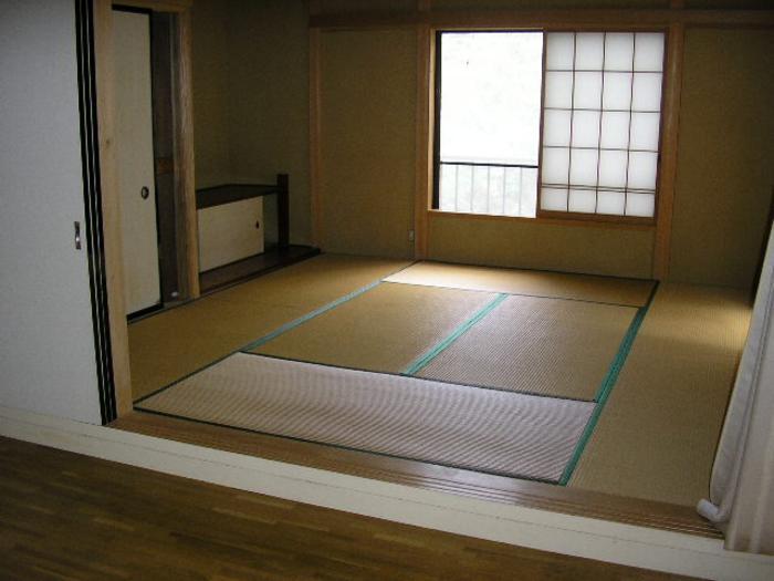 Other introspection. The third floor Japanese-style room