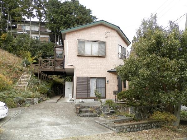 Local photos, including front road. It is the entrance side of the appearance. You can enter your almost flat from the stairs from the parking lot.