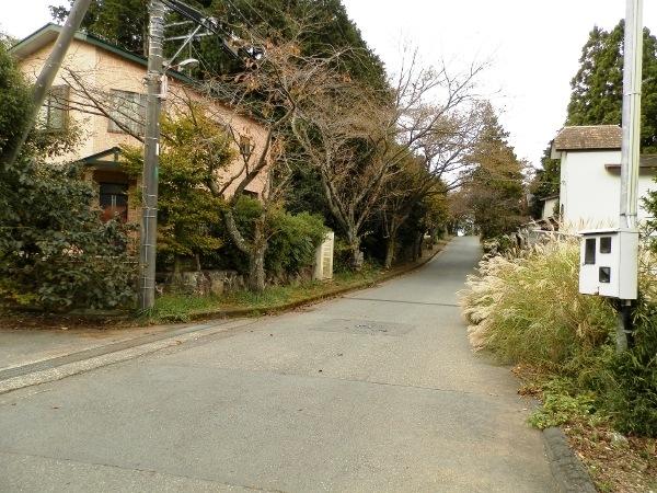 Other local. Front road is one monument street of the main road of the same villa ground. Is an environment close to the "Netsuhako road" of the highway.