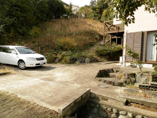 Other local. It is the state of the parking lot. Two sufficiently is possible parking. Also under the bridge has become the waterway management office to manage.