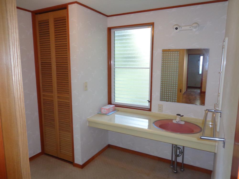 Wash basin, toilet