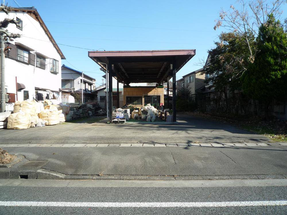 Local photos, including front road. Local (12 May 2011) Shooting