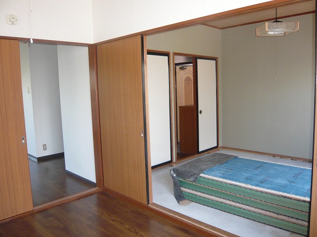 Living and room. Japanese-style room (tatami is stacked because of sunburn prevention)