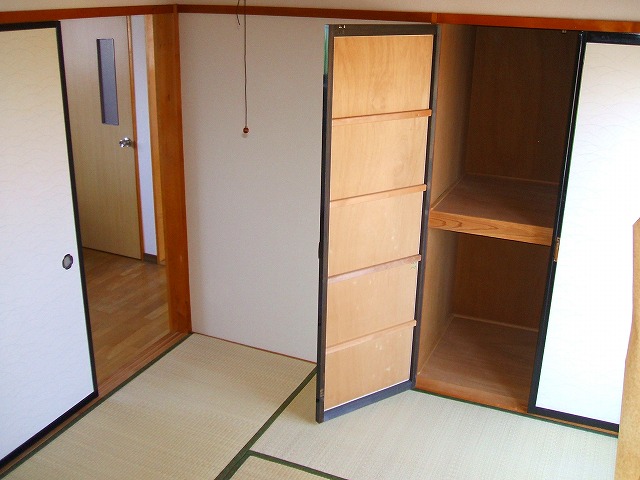 Living and room. Japanese-style room of the housing is double doors.