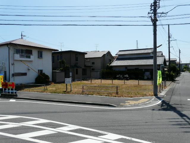 Local photos, including front road. Local (August 2012 shooting)