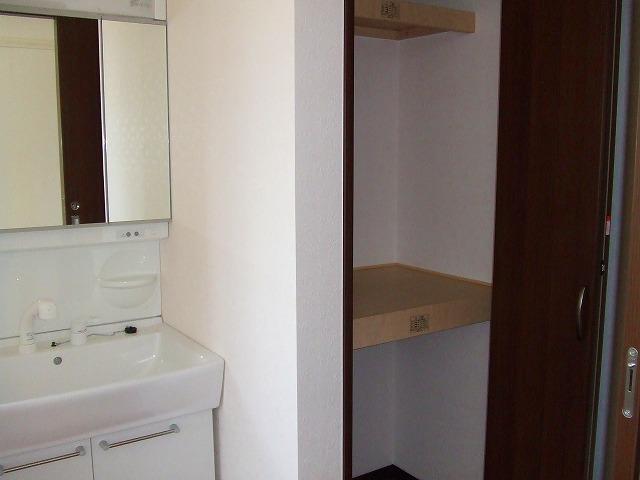 Wash basin, toilet. Room (May 2013) Shooting