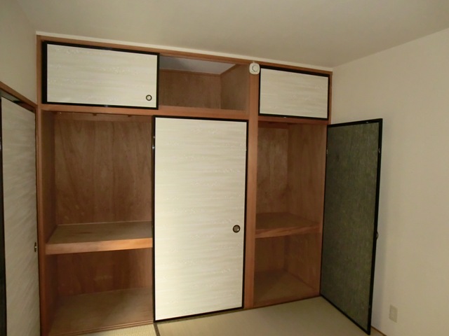 Living and room. Japanese-Style, closet ・ Upper closet Yes.