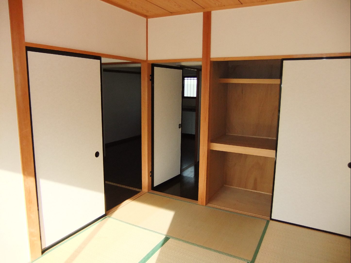 Living and room. The Japanese have a closet of between 1.