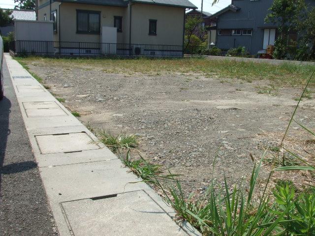 Local land photo. 5 compartment is a subdivision remaining 1 compartment. Supermarket within walking distance, Drugstore Yes. Elementary school is also nearby recommended.