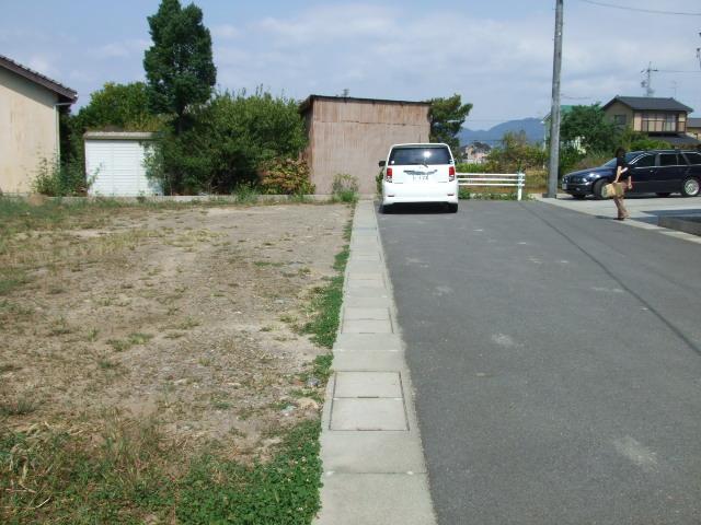 Local photos, including front road. Breadth between a population of about 23m