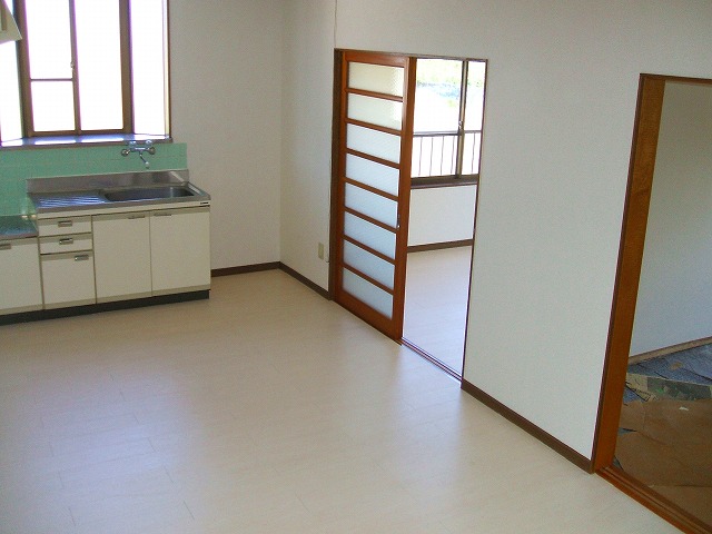 Living and room. 10.5 tatami mat flooring in the LDK of spread was a new article.