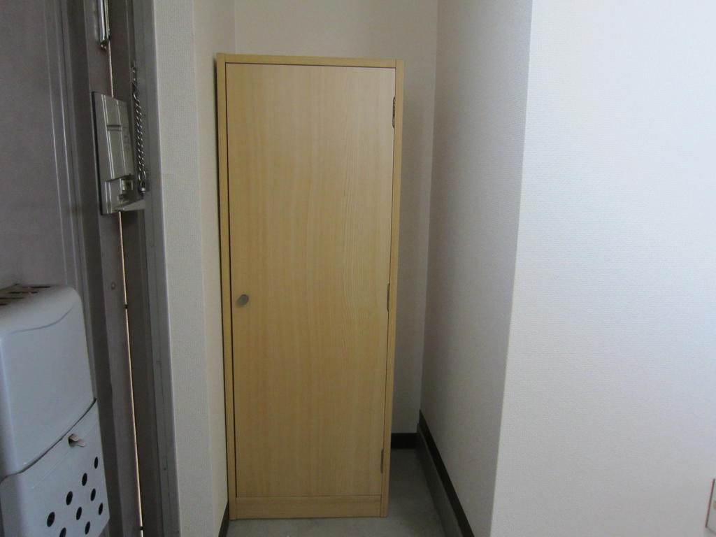 Entrance. Cupboard