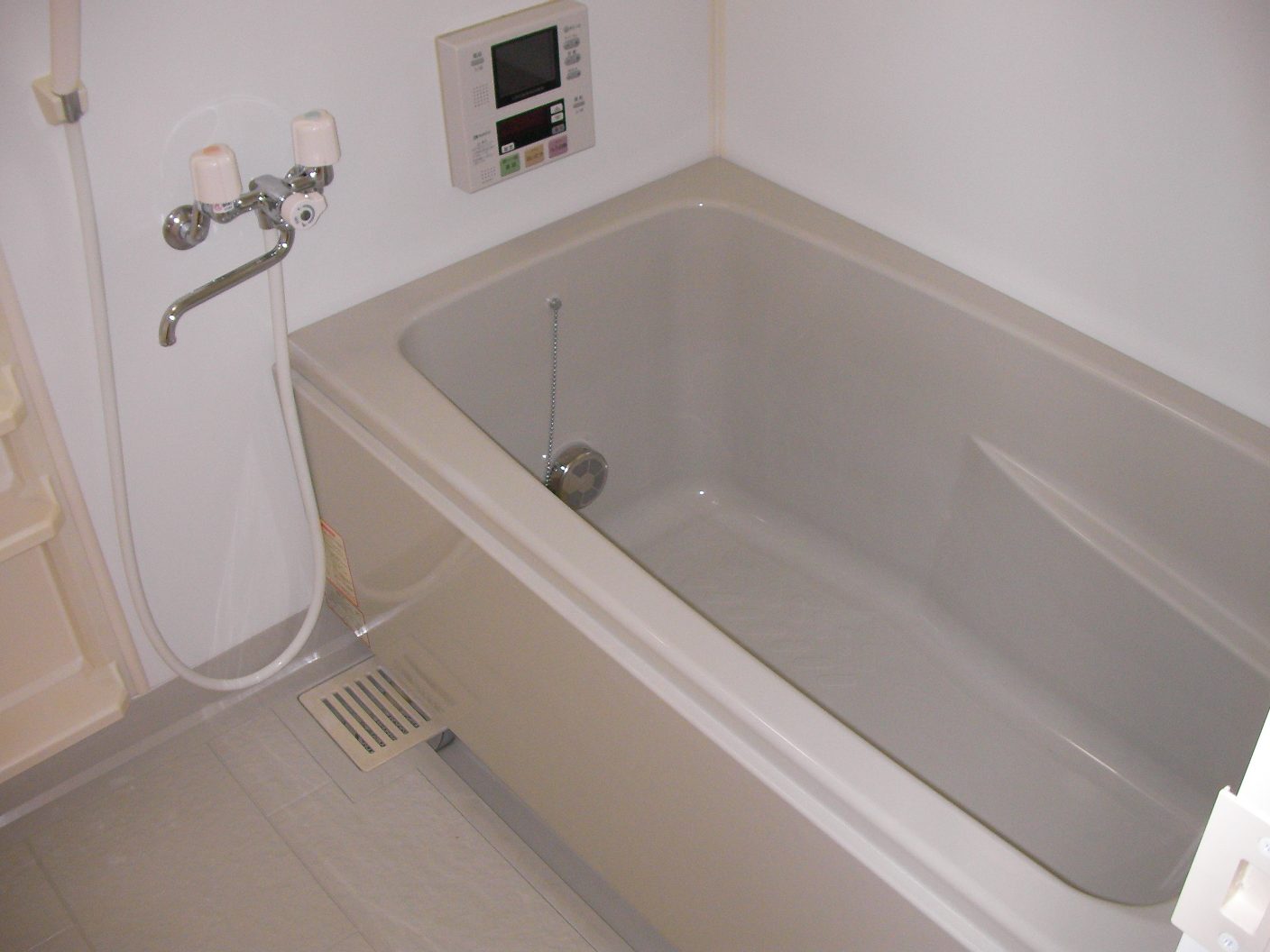 Bath. Refresh in a wide bathtub that can comfortably! !