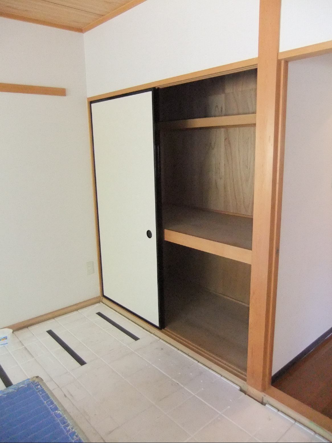 Living and room. The Japanese have a closet of between 1.