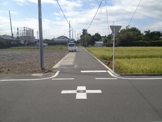 Local photos, including front road. Local (10 May 2013) Shooting