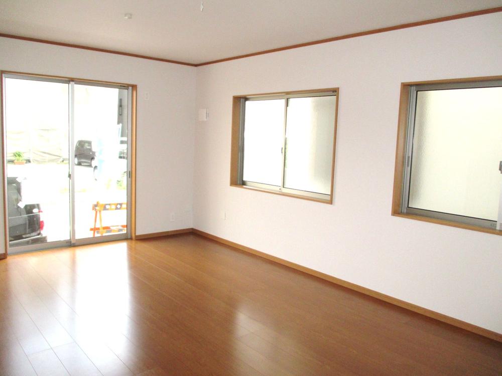 Same specifications photos (living)