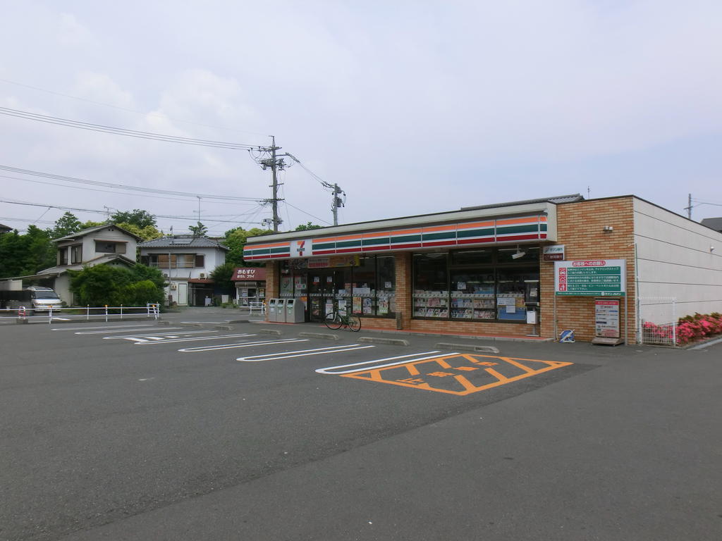 Convenience store. Seven-Eleven Yaizu Shodo store up (convenience store) 984m