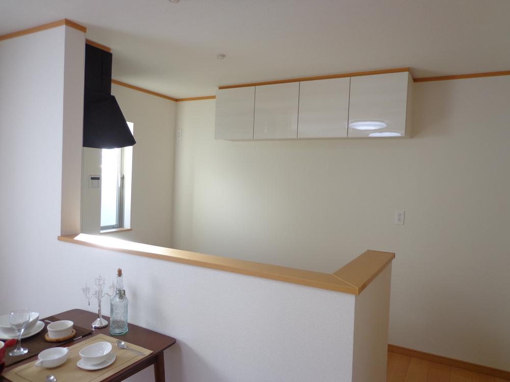 Same specifications photo (kitchen). In the space a feeling of opening by installing a suspended cupboard on the kitchen on the back: the same specification