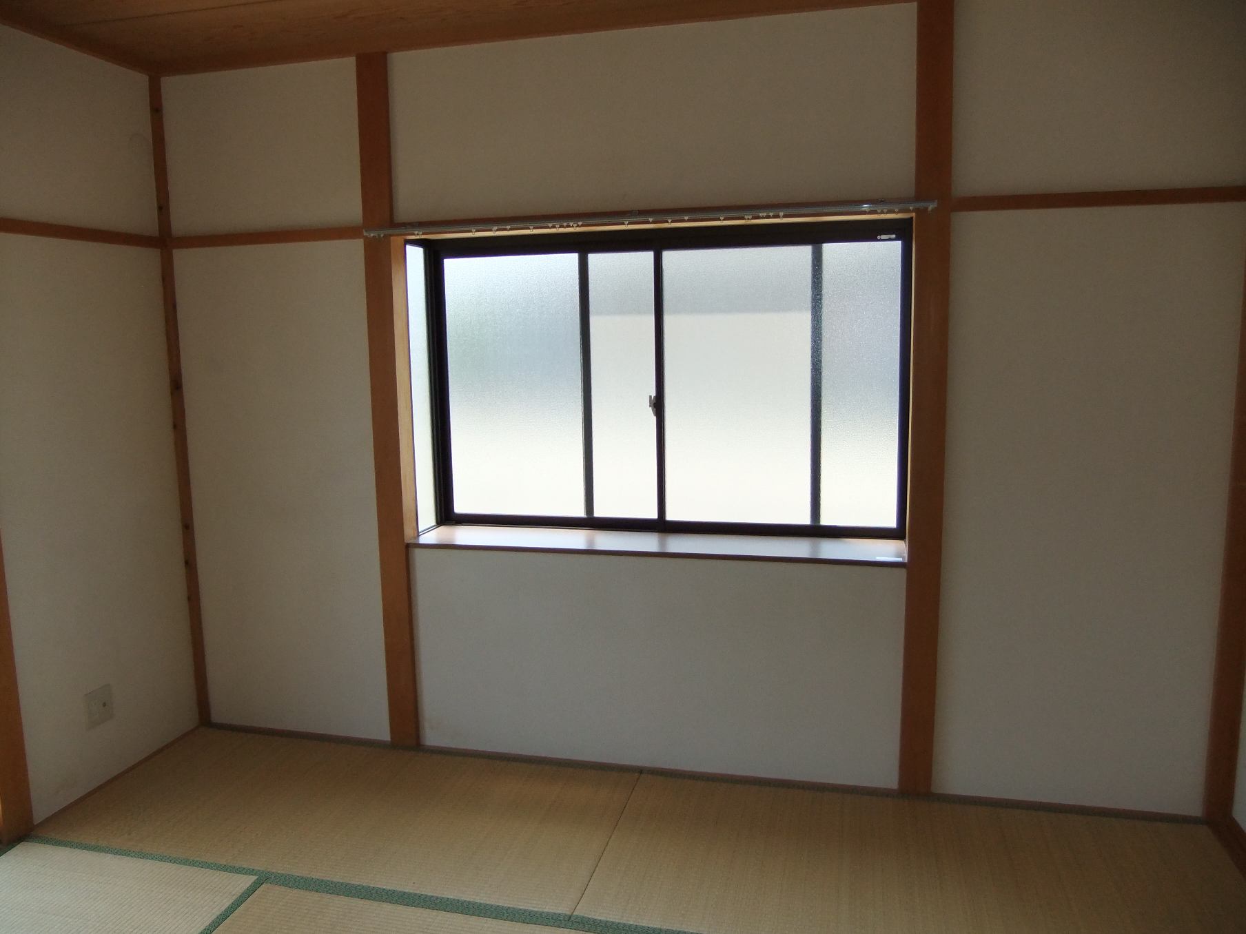 Other room space. Since it is a corner room comes with a bay window on the west side.