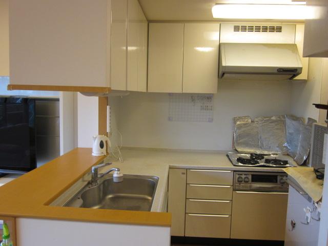 Kitchen. L is a face-to-face system kitchen. Hanging cupboard There is also a storage capacity is ◎.