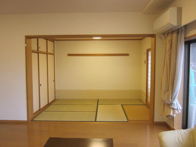 Non-living room. Is a Japanese-style room adjacent to the living room. 6 tatami ・ With closet. You can relax leisurely after a meal.