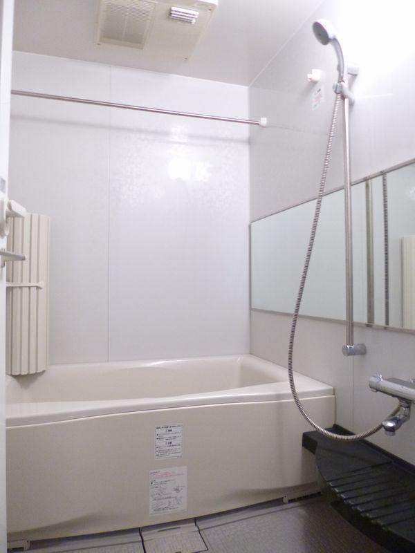 Bathroom. Size: 170 × 130. It is with a bathroom drying heater.