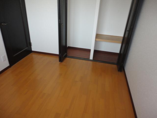 Non-living room. LL45 corresponding flooring