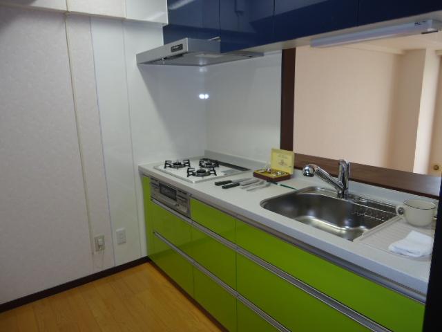 Kitchen. Artificial marble top plate, 3-stage pull-out, Mizunashi both sides grill built-in stove, Water purifier with faucet