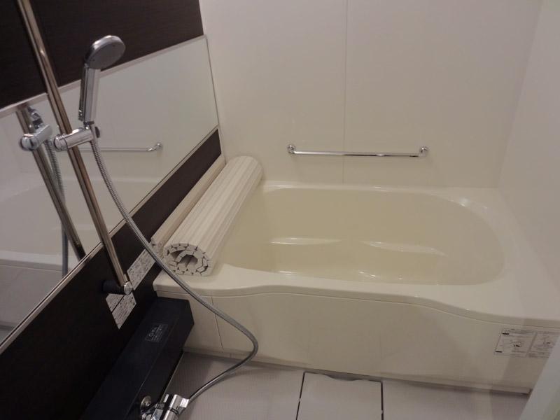 Bathroom. Spacious bathtub that can stretch the loose leg!