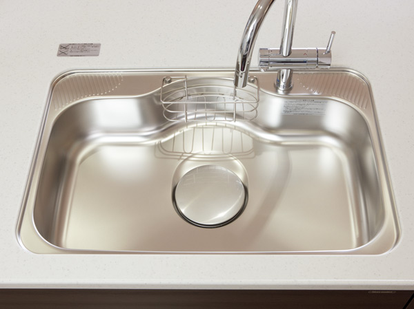 Interior.  [Wide Z sink] Wash a big pot, Ease of use is also excellent in the pocket with storage rack for draining plate and sponge or detergent.