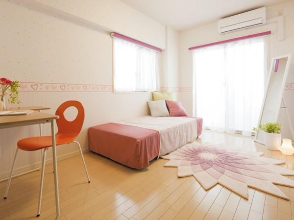 Interior.  [bedroom] There is a big sweep window, So bright, Airy space. Bright or children's room are you feeling? , Loading and unloading, such as large pieces of furniture is, It is very useful to have in addition to the entrance.