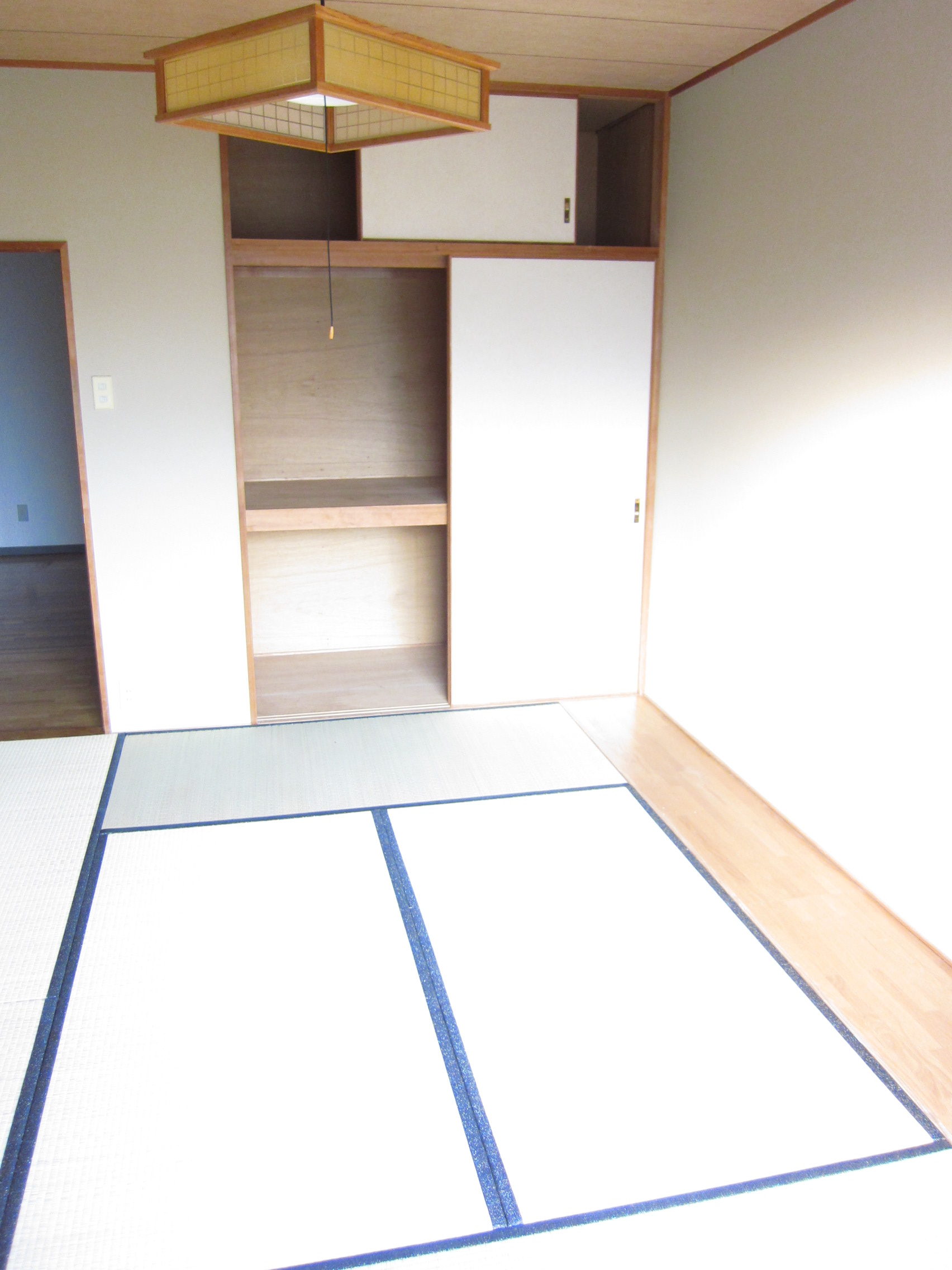 Living and room. Japanese-style room is 6 quires. There is also a closet!