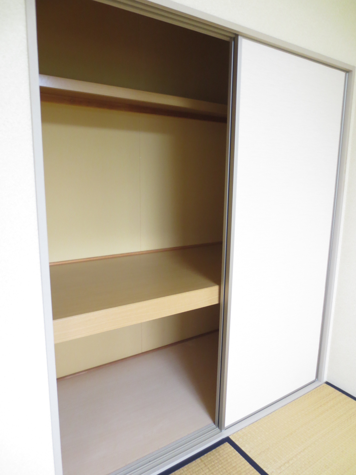 Receipt. It is the storage space of the Japanese-style room.